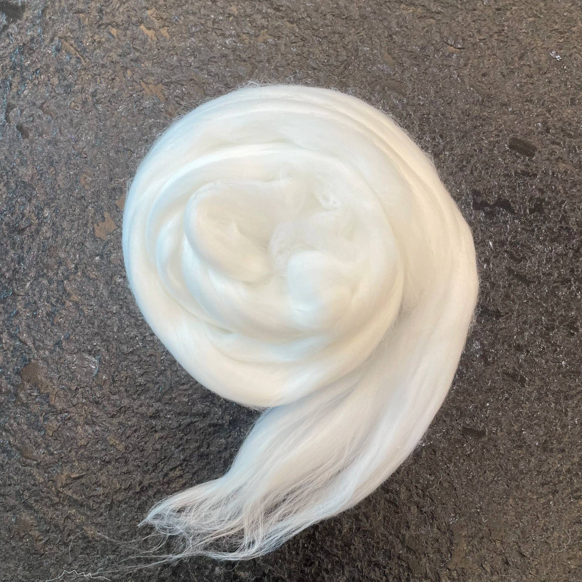 100% virgin Polyester tops 2.5D/3D*88~102mm semi-dull raw white